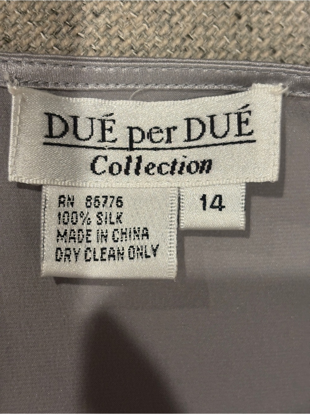 Due per Due Collection Silver Gray 100% Silk Sleeveless Shell Top Size 14 - Picture 3 of 3